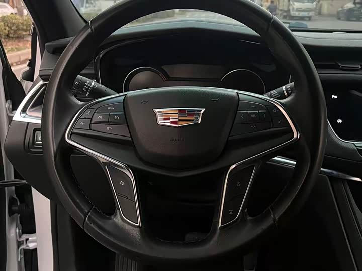 Фото 9 - Cadillac XT5