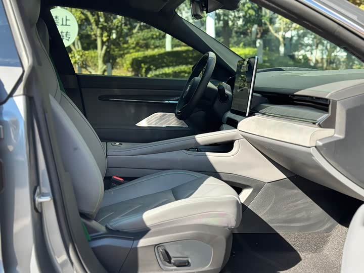 Фото 14 - Zeekr 001