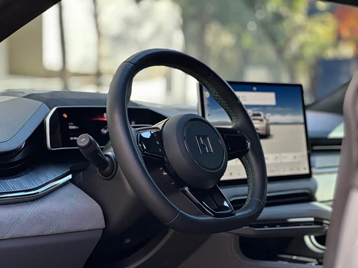 Фото 15 - Zeekr 001