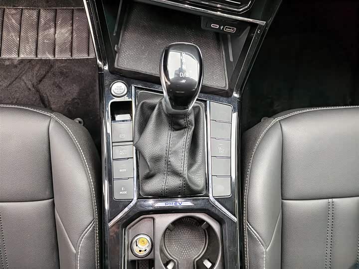 Фото 10 - Volkswagen Passat Hybrid