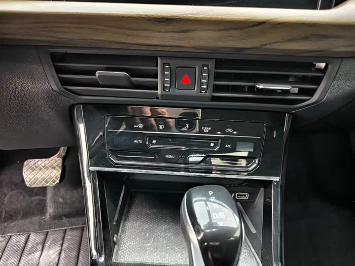 Фото 11 - Volkswagen Passat Hybrid