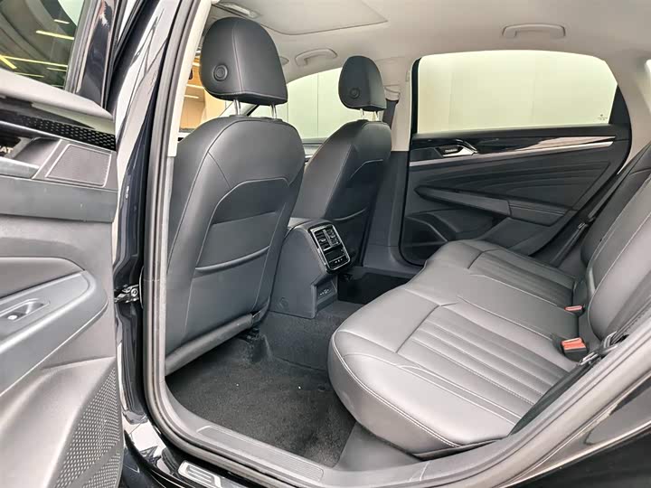 Фото 12 - Volkswagen Passat Hybrid