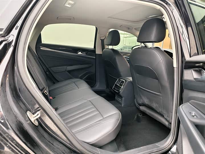 Фото 16 - Volkswagen Passat Hybrid