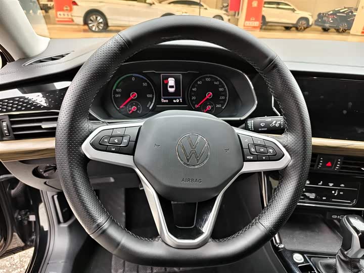 Фото 9 - Volkswagen Passat Hybrid