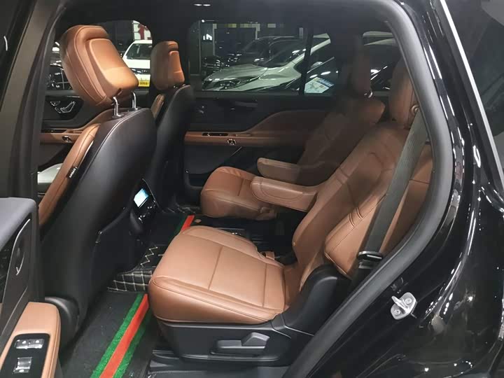 Фото 14 - Lincoln Aviator