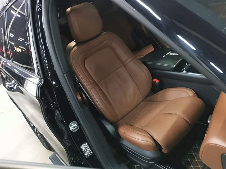 Фото 16 - Lincoln Aviator