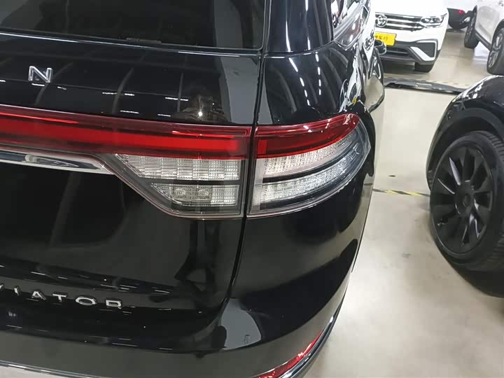 Фото 24 - Lincoln Aviator