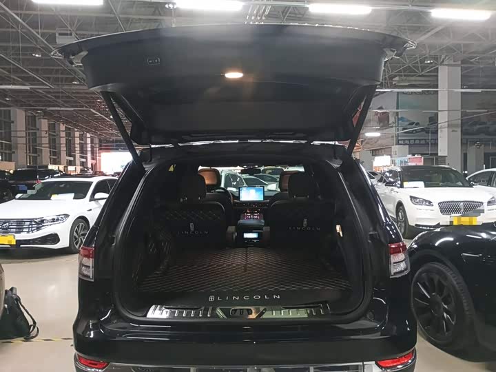 Фото 9 - Lincoln Aviator