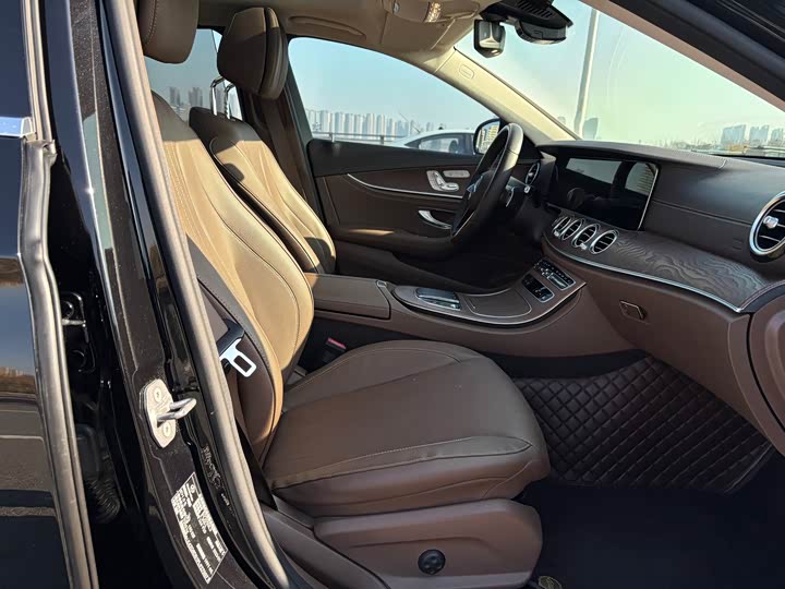 Фото 10 - Mercedes-Benz E-Class