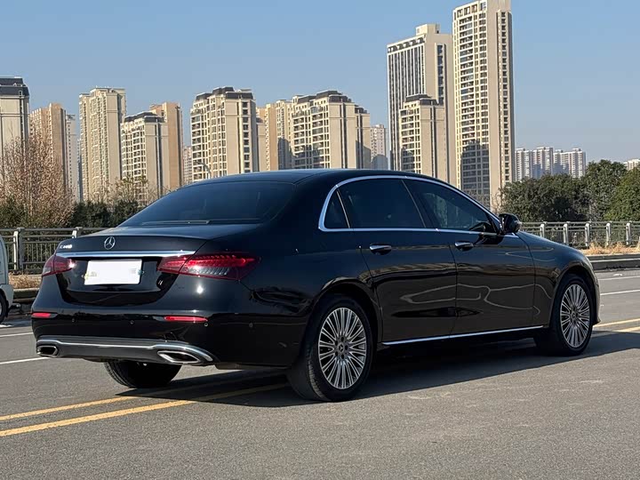 Фото 17 - Mercedes-Benz E-Class