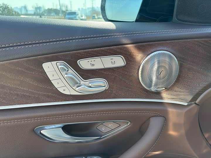 Фото 4 - Mercedes-Benz E-Class