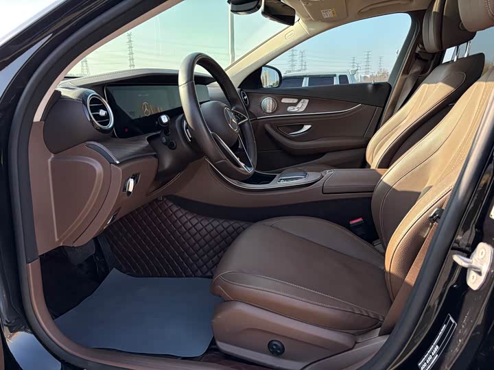 Фото 5 - Mercedes-Benz E-Class