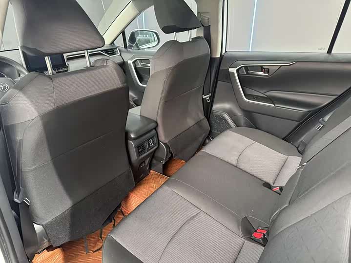 Фото 10 - Toyota RAV4