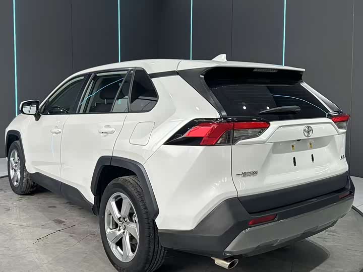 Фото 8 - Toyota RAV4