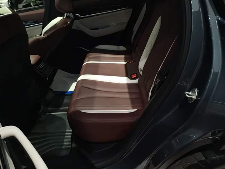 Фото 17 - Geely Monjaro