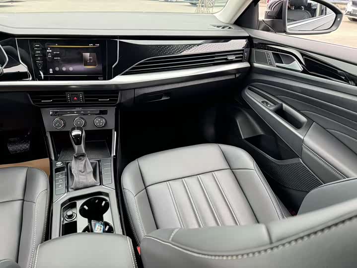 Фото 10 - Volkswagen Passat