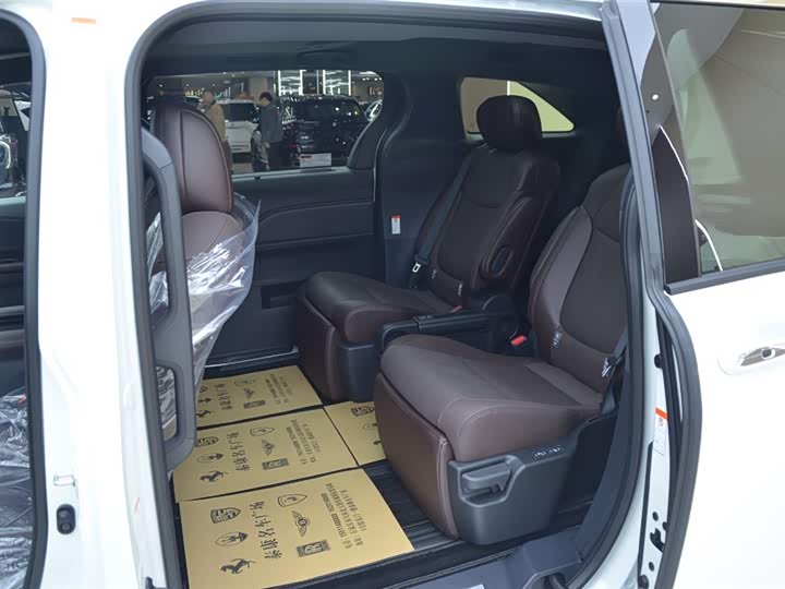 Фото 5 - Toyota Granvia
