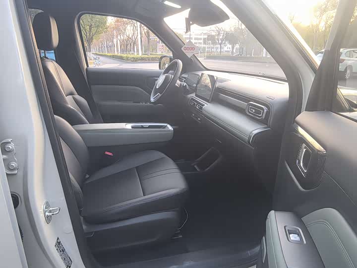 Photo 10 - Baojun Yep Plus