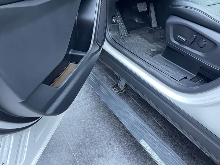 Фото 16 - Ford Explorer