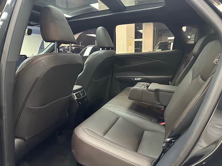 Фото 13 - Lexus RX