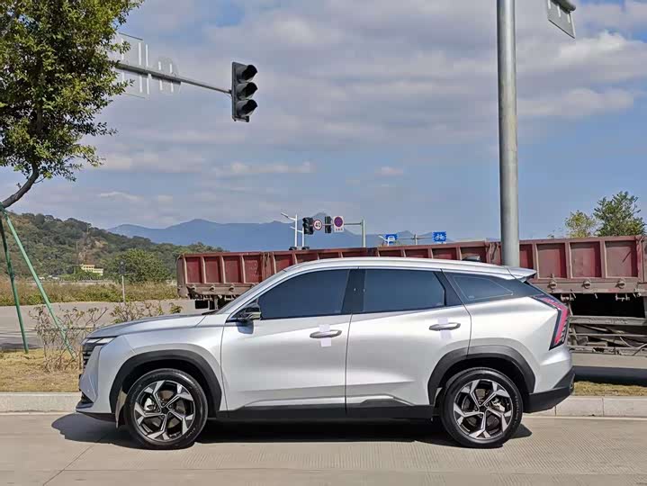 Фото 3 - Geely Atlas L