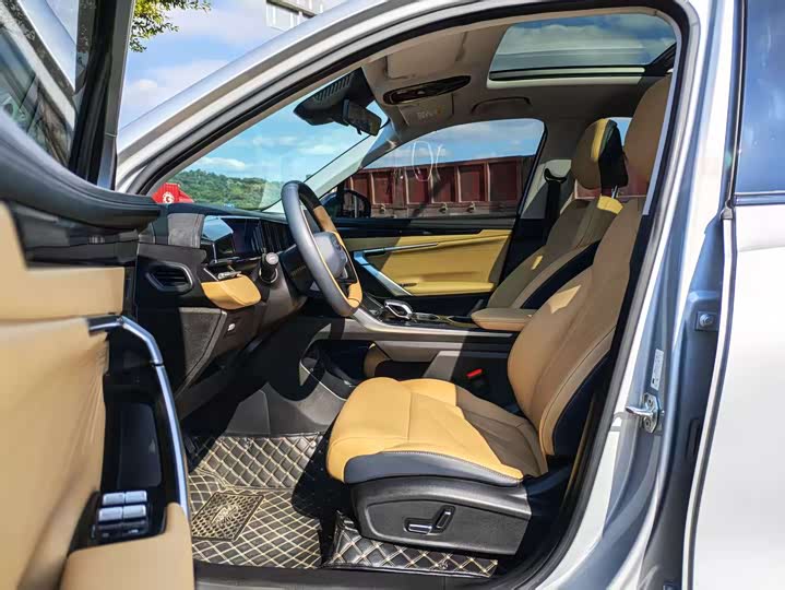 Фото 6 - Geely Atlas L