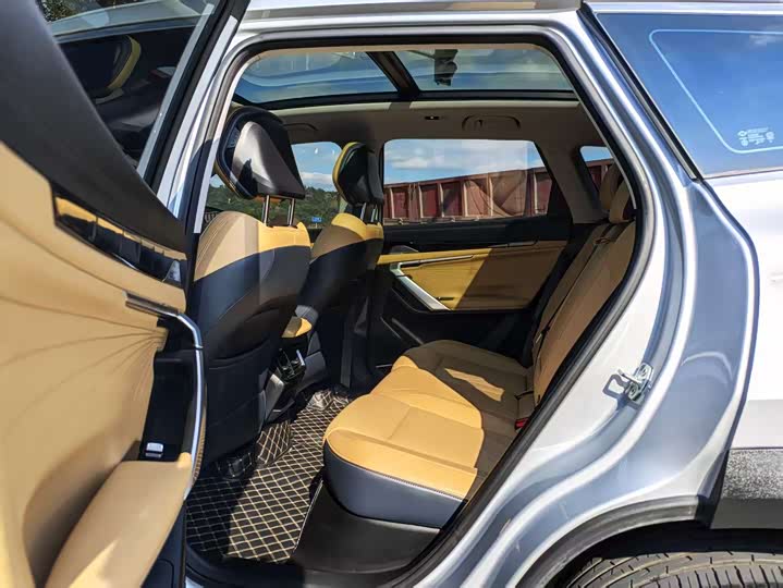 Фото 8 - Geely Atlas L