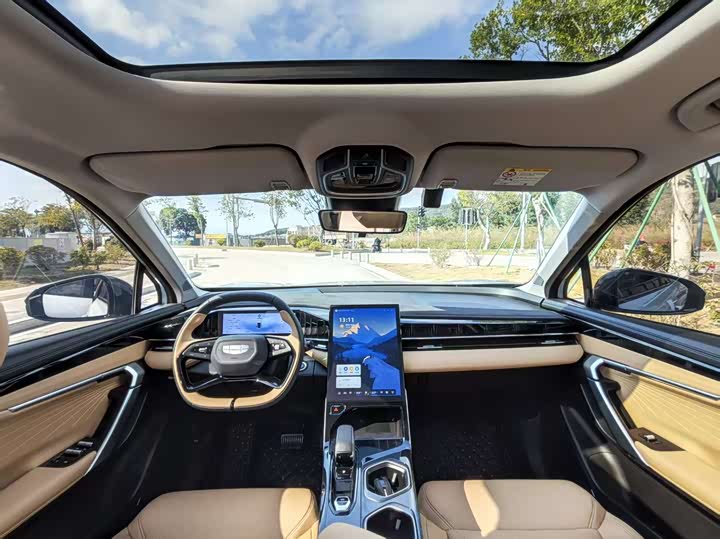 Фото 9 - Geely Atlas L