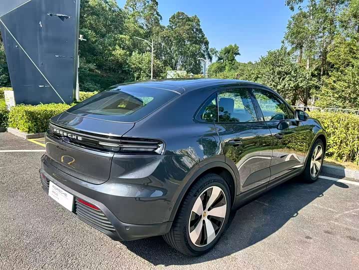 Фото 12 - Porsche Macan EV