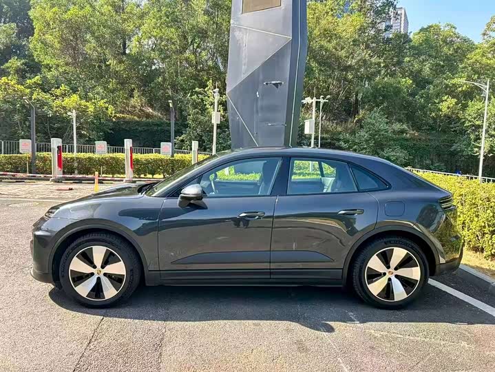 Фото 2 - Porsche Macan EV