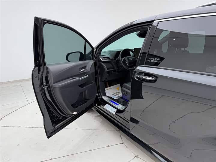 Фото 13 - Toyota Sienna