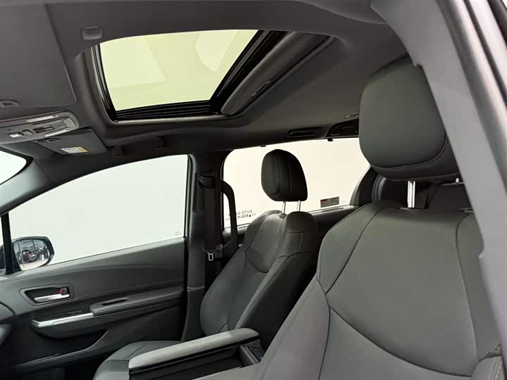 Фото 16 - Toyota Sienna