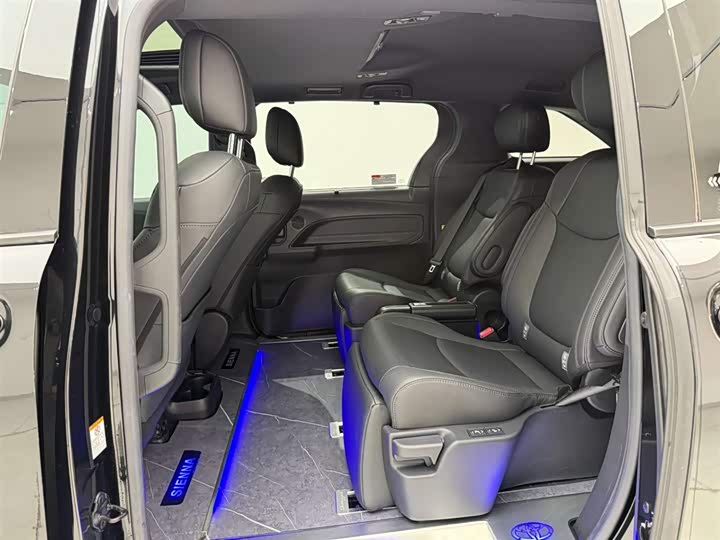 Фото 17 - Toyota Sienna