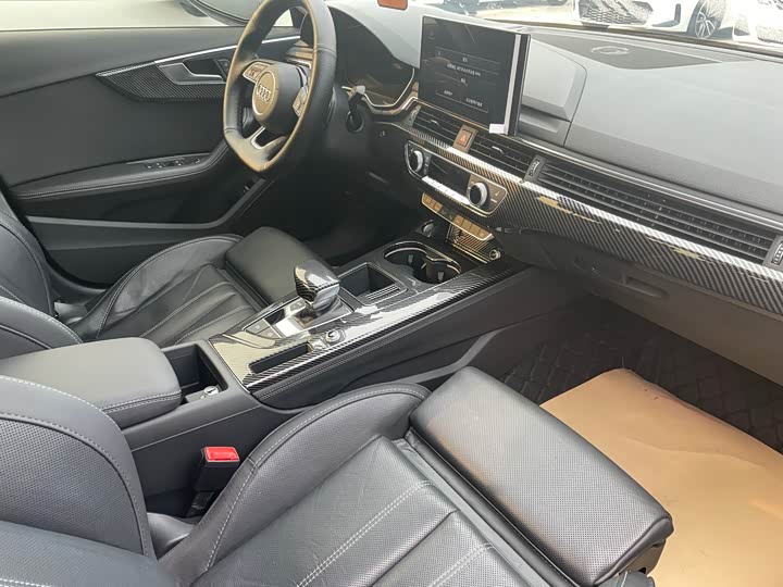 Фото 6 - Audi A4L