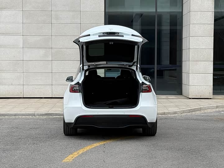 Фото 17 - Tesla Model Y