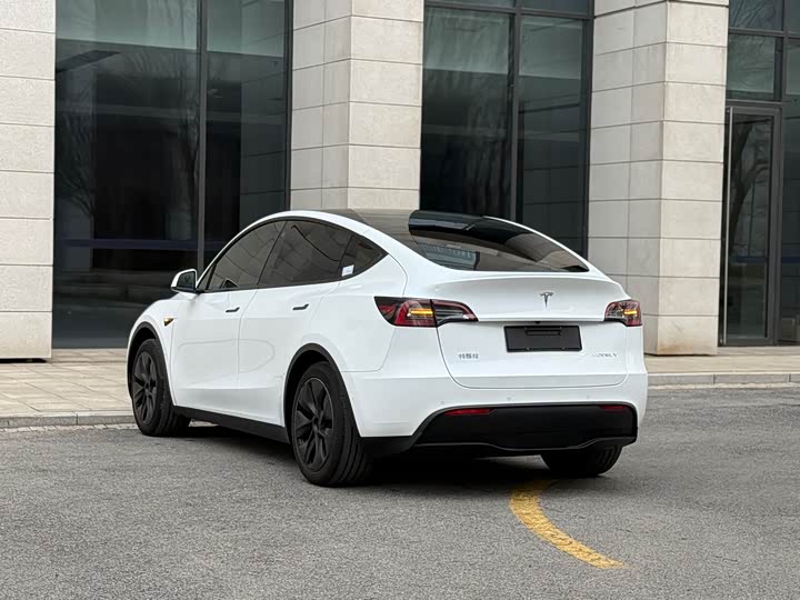 Фото 18 - Tesla Model Y