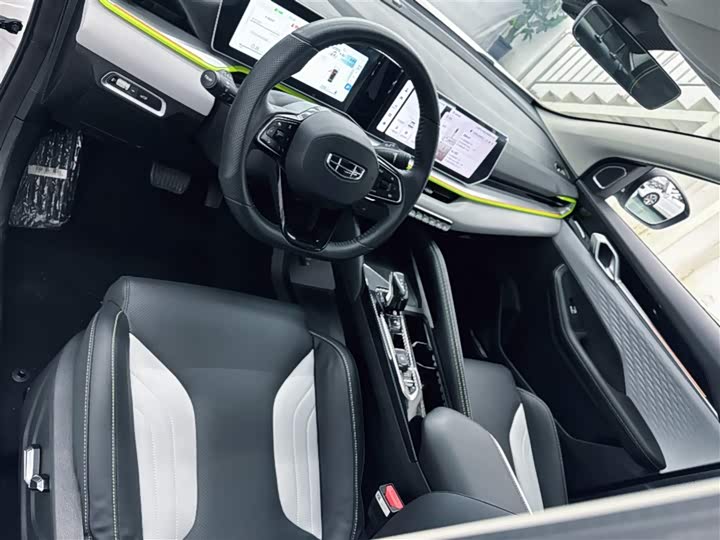 Фото 12 - Geely Coolray