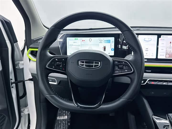 Фото 14 - Geely Coolray