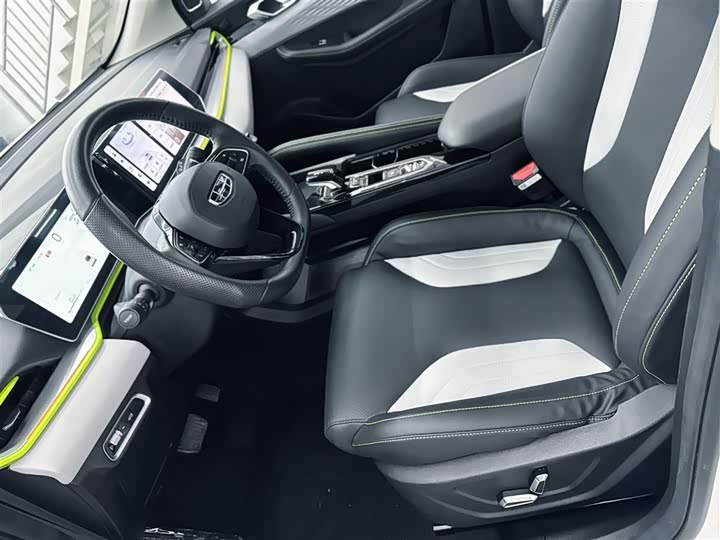 Фото 17 - Geely Coolray