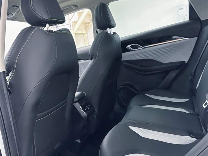 Фото 18 - Geely Coolray