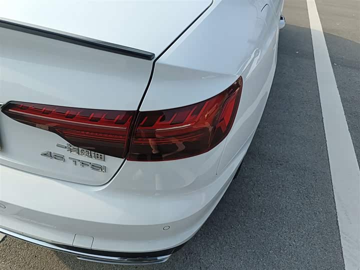 Фото 8 - Audi A4L