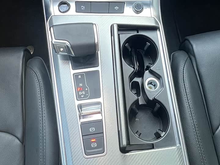 Фото 15 - Audi A6L