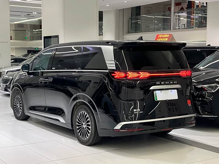 Фото 3 - Denza D9