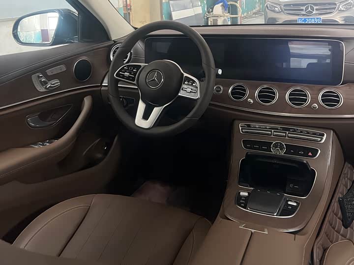 Фото 10 - Mercedes-Benz E-Class