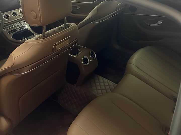 Фото 11 - Mercedes-Benz E-Class