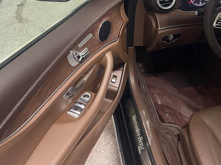 Фото 12 - Mercedes-Benz E-Class