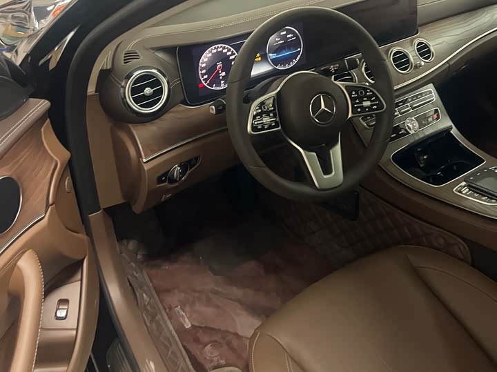 Фото 13 - Mercedes-Benz E-Class