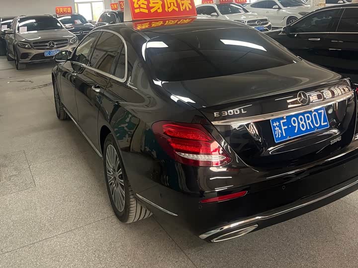 Фото 3 - Mercedes-Benz E-Class