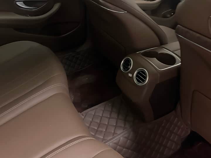 Фото 9 - Mercedes-Benz E-Class