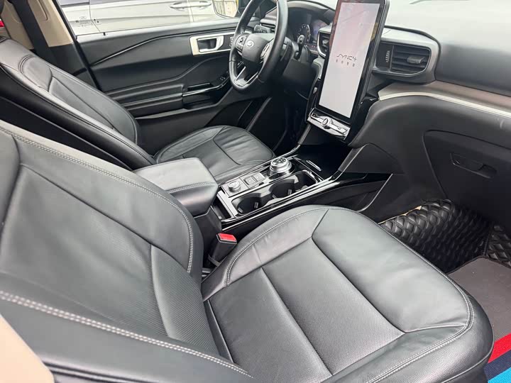 Фото 10 - Ford Explorer